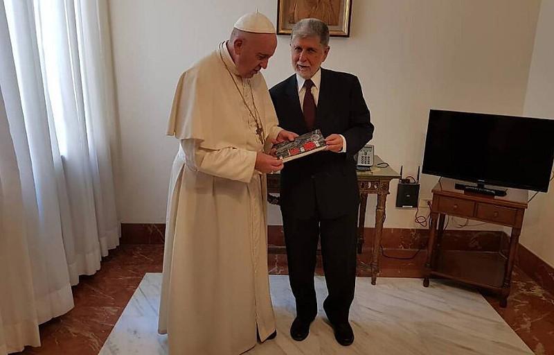 Papa assina livro escrito por Lula durante encontro com o ex-chaceler Celso Amorim