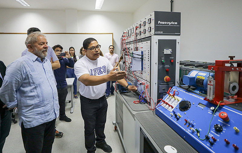 Dezenas de estudantes também acompanharam a atividade do ex-presidente.