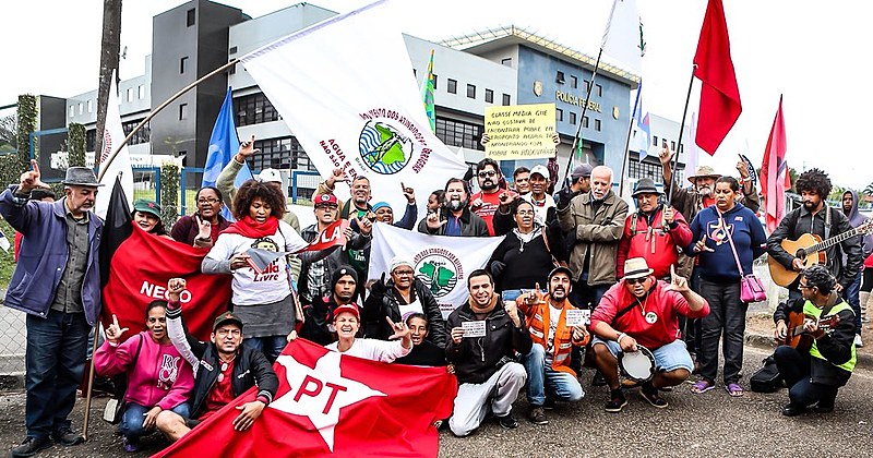 "Bom dia, presidente Lula” nesta segunda-feira (13) na Vigília Lula Livre