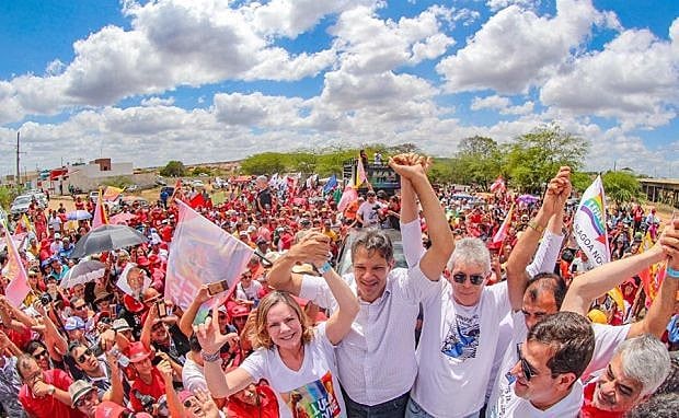 Lideranças locais posam com Ricardo Coutinho, Gleisi Hoffmann e Fernando Haddad, em luta pela conclusão da transposição do São Francisco