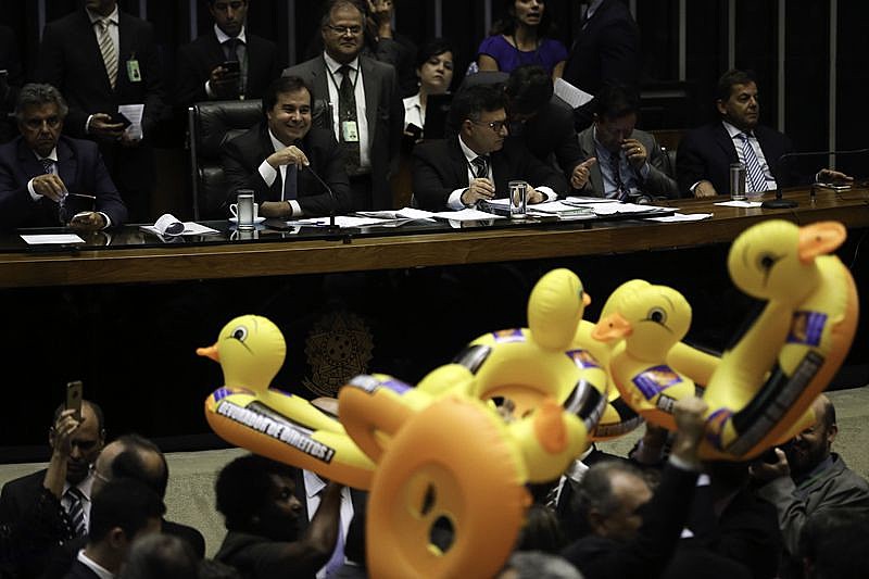 Deputados protestam com patos durante votação do PL 4302