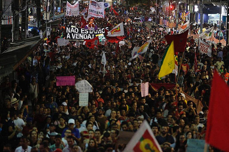 Mesmo com as manifestações, o governo ainda conta com o apoio significativo do empresariado brasileiro ede parcelas de outros setores