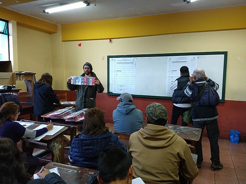 Cidadãos acompanham a contagem dos votos no Liceo Señoritas de La Paz, na capital boliviana