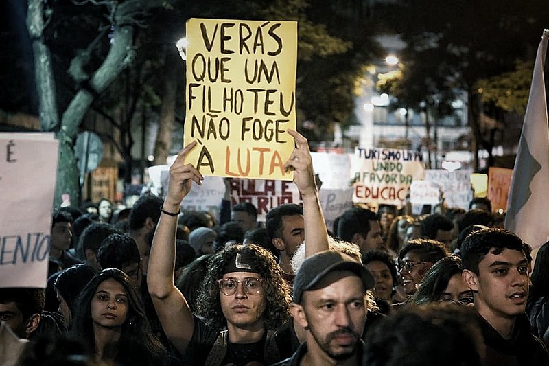 Em ato com milhares de pessoas em Curitiba, estudantes manifestaram sua indignação.