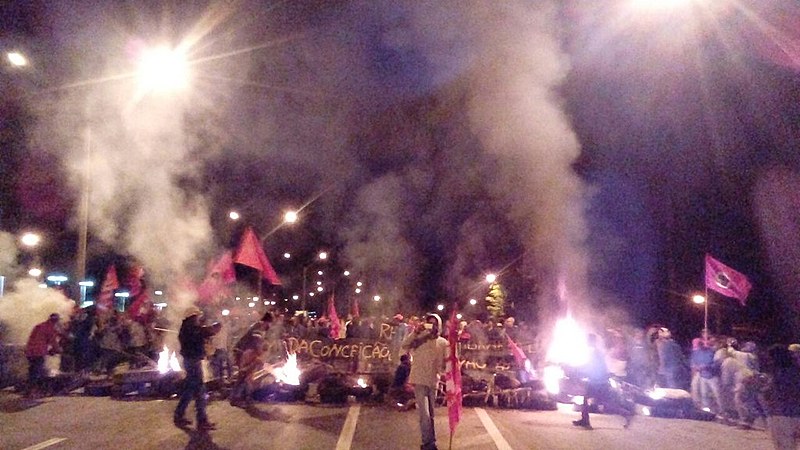Na manha de segunda (17), sem-terra bloquearam a BR 381 para denunciar despejo