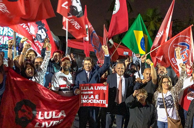 Emídio de Souza, advogado de Lula, transmite mensagem do ex-presidente nesta terça-feira (23) em Curitiba (PR)