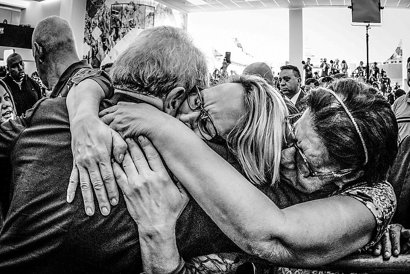 Lula é abraçado durante o velório de Marisa Letícia no Sindicato dos Metalúrgicos de São Bernardo, em 2017