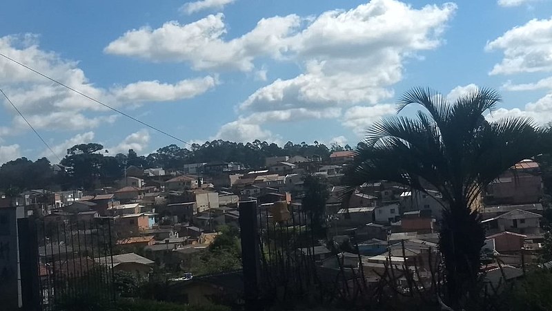 Vila Leonice, no bairro Cachoeira, zona norte, vive a ausência do estado, em uma região de ocupação onde não há asfalto e saneamento básico