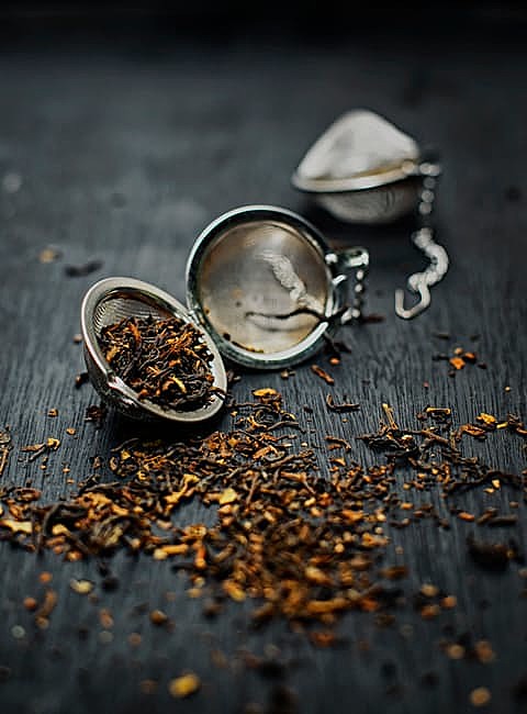 Os chás verde, preto, branco, oolong, pu-erh são derivados da planta Camellia sinensis, um arbusto nativo da China e da Índia