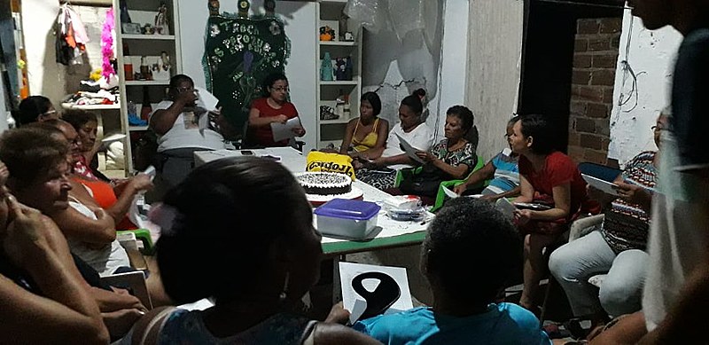 Outra iniciativa interessante e já desenvolvida pelas mulheres da AMPAC é o artesanato