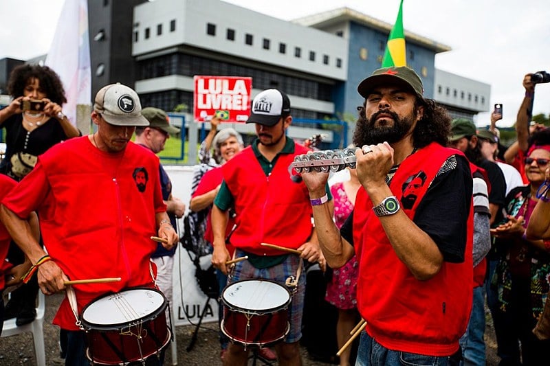 Vigília Lula Livre resiste há 266 dias em frente ao prédio da Polícia Federal, onde Lula é mantido preso, em Curitiba