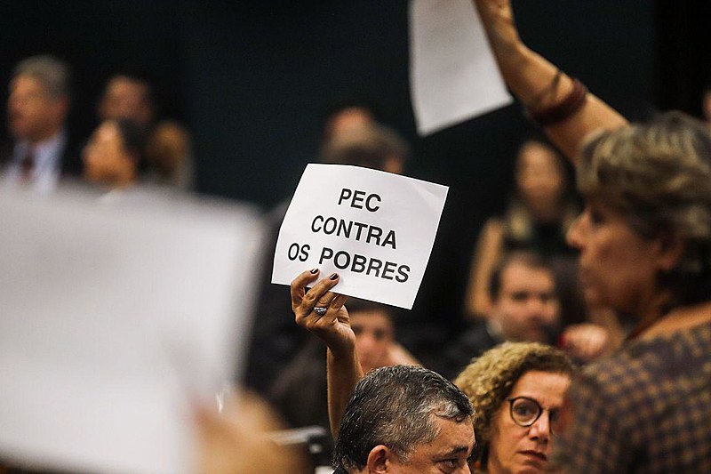 Parlamentares de esquerda em protesto na CCJ da Câmara dos Deputados contra a reforma da Previdência