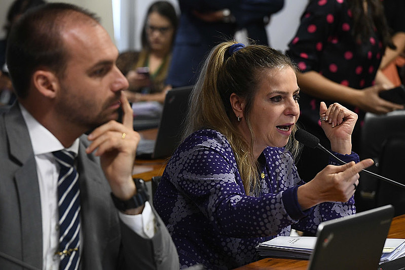 Polarizada, CPMI conta com articulação direta de Eduardo Bolsonaro, líder do partido do presidente, em confronto com opositores e centrão