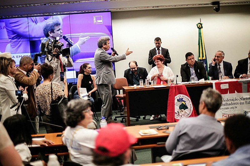Deputados e senadores de oposição realizaram ato na Câmara Federal nesta terça (6), em parceria com movimentos populares