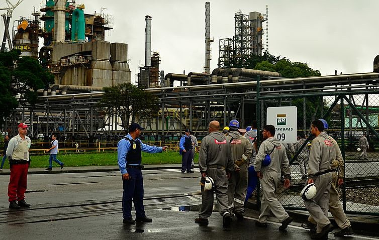 Venda de subsidiárias está na contramão de tendência mundial entre grandes empresas petrolíferas