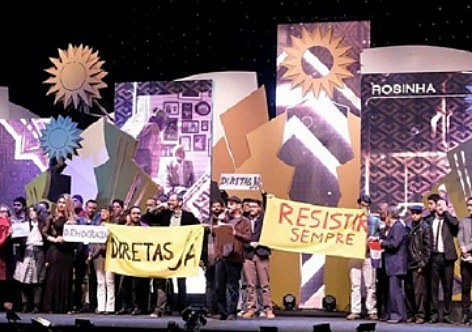 O público também participou do protesto contra o governo ao vaiar a aparição do logo do Ministério da Cultura durante o anúncio dos patrocinadores. 