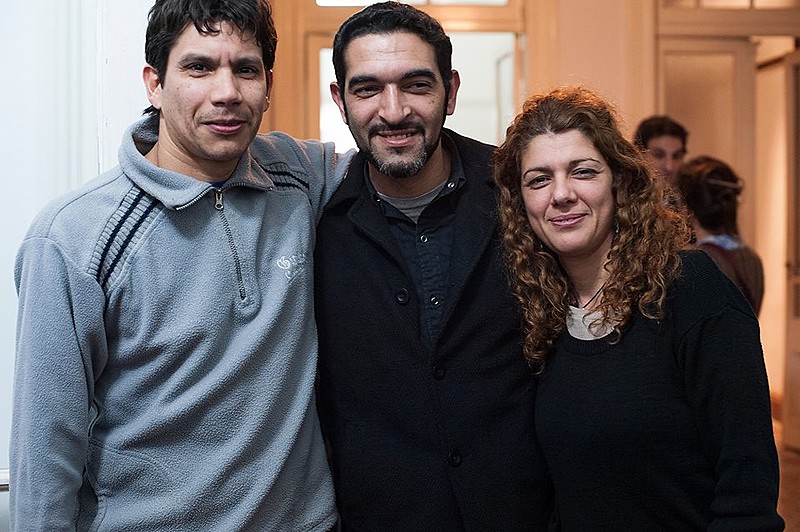 José Luis entre seus dois irmãos, que já eram nascidos quando ele foi tirado de sua mãe após o parto e que o buscaram por décadas