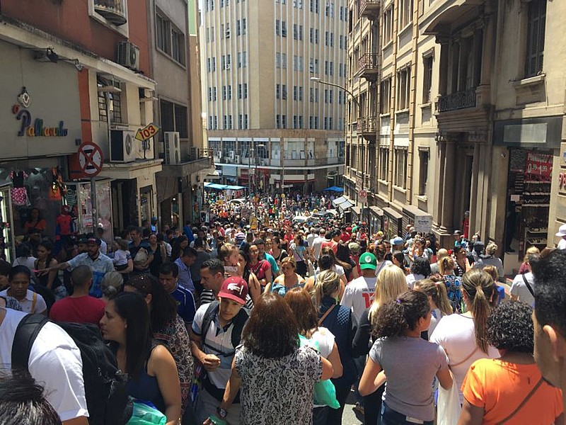 Movimento na Rua 25 de março, região central da cidade de São Paulo