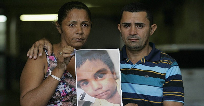 Família questiona versão de que havia tiroteio no momento em que menino foi baleado