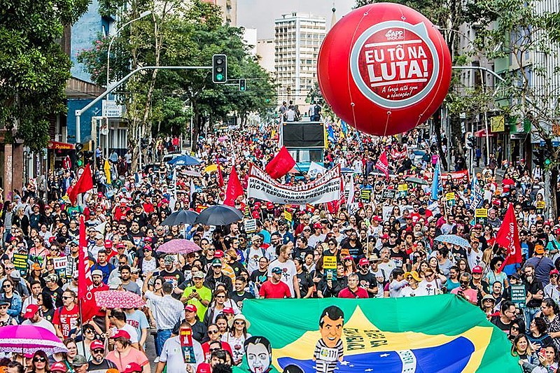 Com governador dizendo que ia congelar vencimentos, funcionalismo ocupou as ruas.