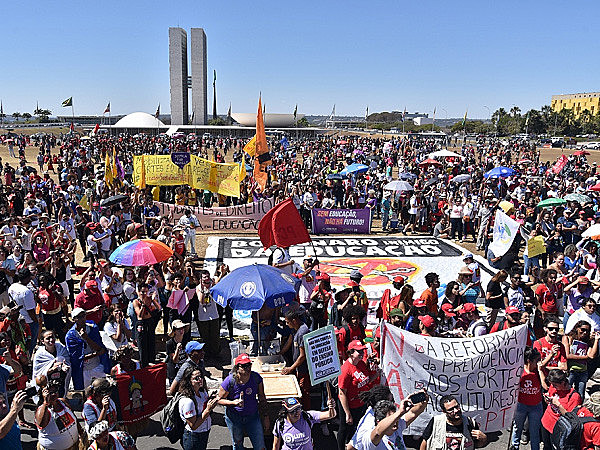 A defesa pela educação pública de qualidade mobilizou milhares de pessoas em todo o país, que protestaram contra o Future-se