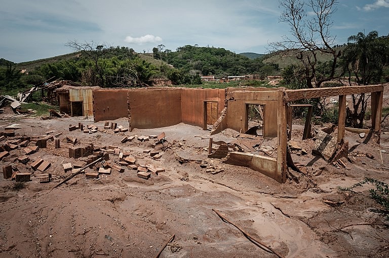 Barragem derramou 8,3 milhões de metros cúbicos de lama que percorreu cerca de 650 km entre Mariana (MG) e Linhares (ES)