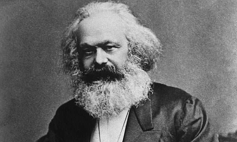 Uma “comédia indignada” sobre um personagem da história mundial pode ser apreciada no Brasil
