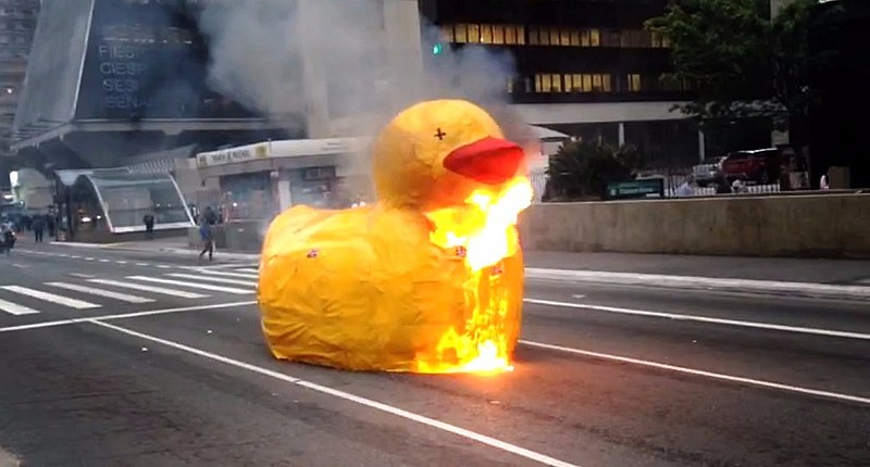 Manifestantes queimam "o pato da Fiesp" em frente à sede da entidade na Avenida Paulista