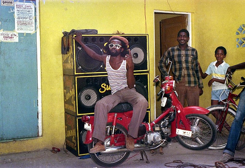A mostra apresenta o universo sonoro e cultural da Jamaica