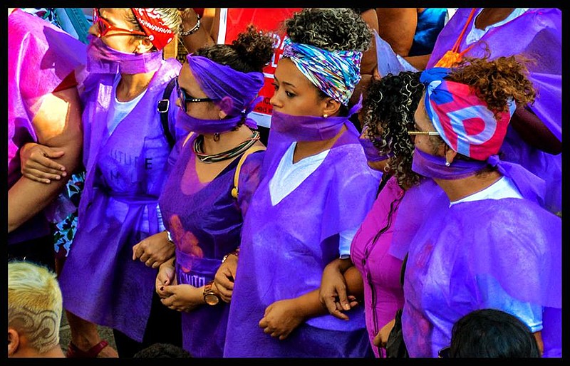 Mulheres protestam no Centro de João Pesso