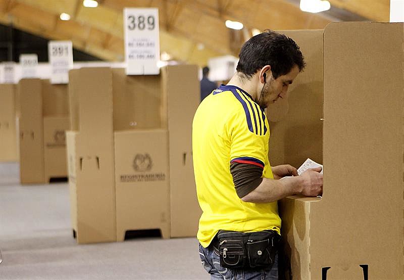 Eleitor vota durante as eleições presidenciais de 2015.