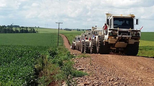 Convoy de camiones vibradores que recorrieron caminos vecinales en el oeste de Paraná