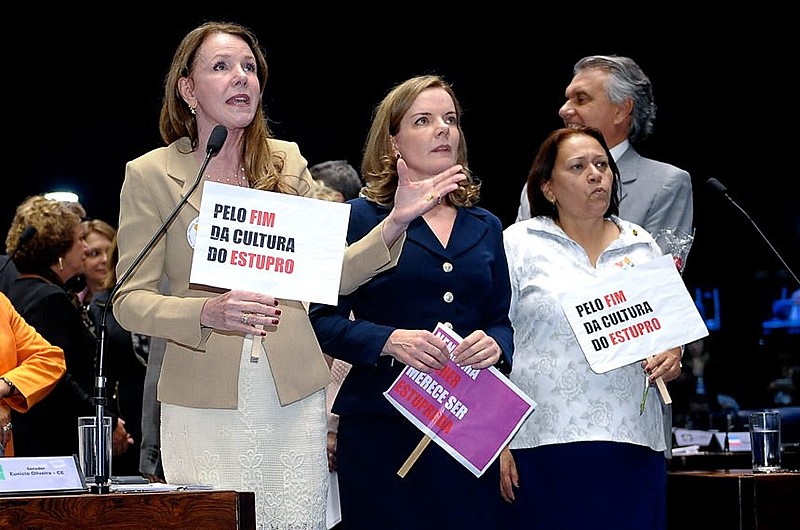 A senadora Vanessa Grazziotin (esq.), ao lados das senadoras petistas Gleisi Hoffmann (centro) e Fátima Bezerra (dir.)