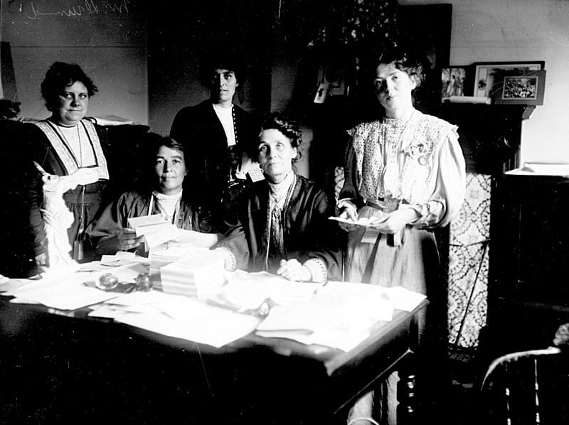 Emmeline Pankhurst (segunda à direita) com a filha dela, Christabel, e outras líderes do movimento sufragista da Inglaterra