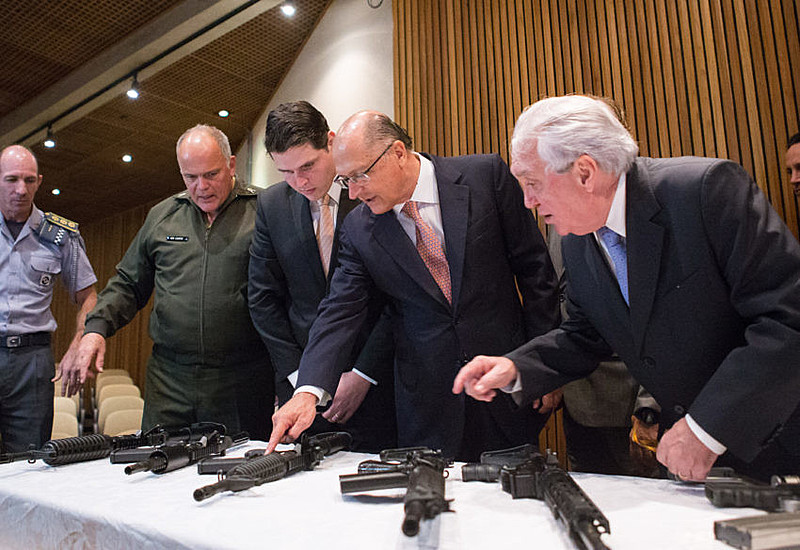 Vice de Alckmin, Ana Amélia é integrante da bancada da bala. Na foto, ex-governandor fiscaliza armas apreendidas em São Paulo