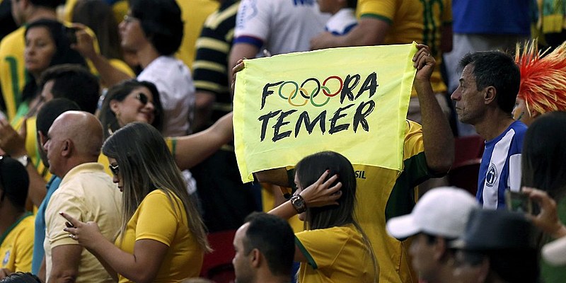 Cartazes de "Fora Temer" se espalham pelos Jogos