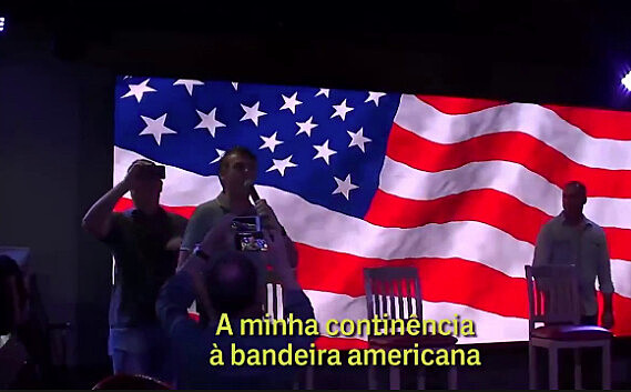 Jair Bolsonaro presta continência à bandeira dos Estados Unidos em Miami, nos Estados Unidos
