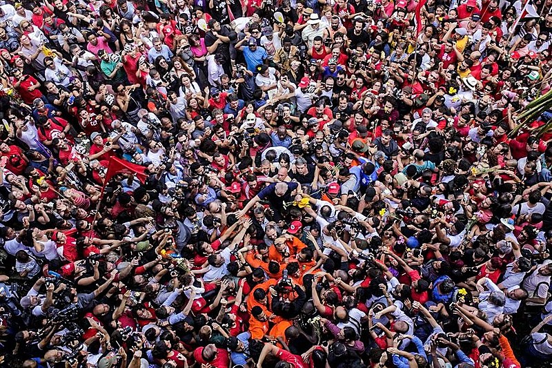 Lula é carregado pelo povo após discurso em São Bernardo