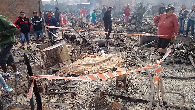 O fogo começou por volta da meia-noite, com 35 viaturas atuando no controle das chamas durante três horas. Na manhã de hoje, os bombeiros ainda fazem trabalho de rescaldo com seis viaturas.
