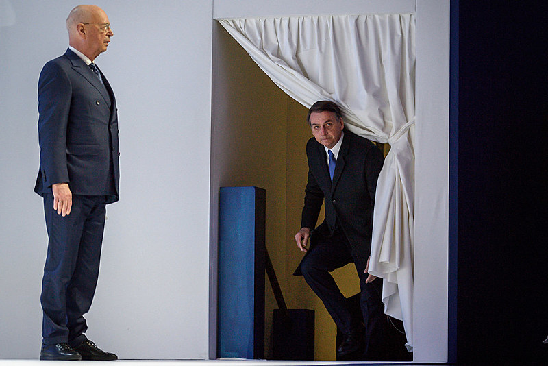 Bolsonaro sobe ao palco de Davos para sua fala trôpega de seis minutos