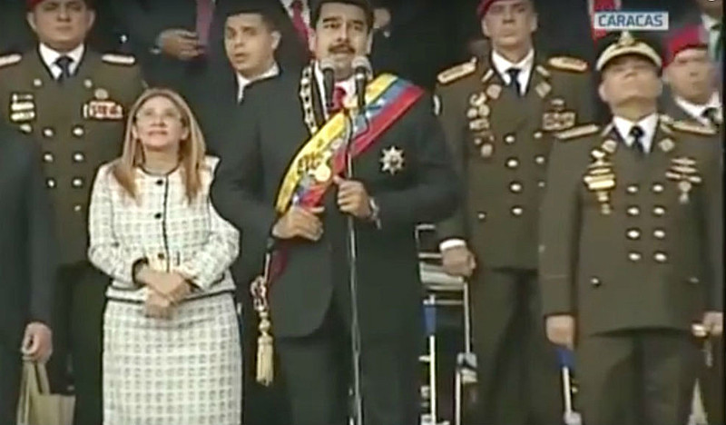As imagens do canal oficial VTV, que transmitia o evento presidencial mostram o momento da explosão
