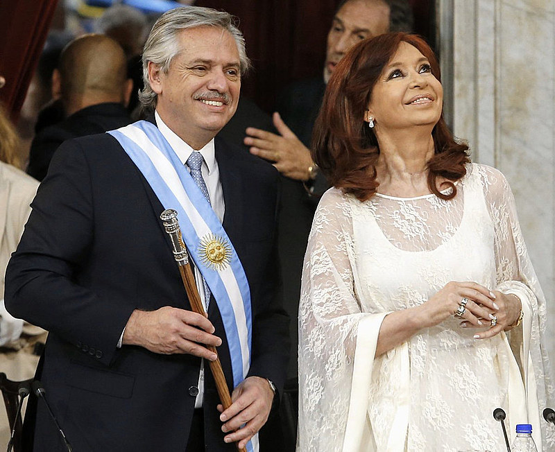 Cerimônia realizada no Congresso Nacional, em Buenos Aires; em seguida, começou a festa popular em frente à Casa Rosada