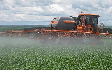 Maior consumidor mundial de agrotóxicos, o Brasil tem boa parte de suas águas contaminadas em níveis bem acima do limite