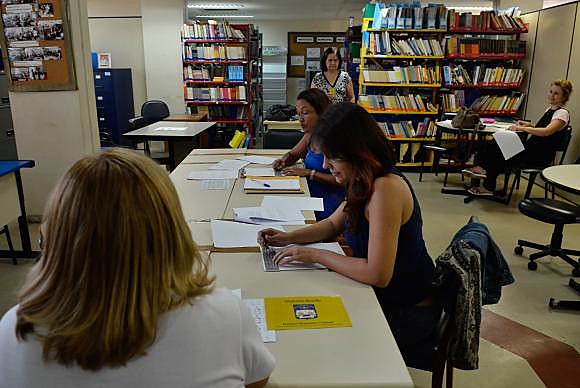 No Instituto Municipal Helena Antipoff, professoras aprendem o braille para promover a inclusão de crianças com deficiência na rede pública