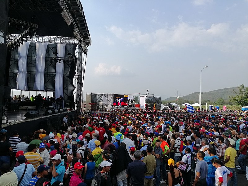 Venezuelanos pró e contra Maduro organizaram shows dos dois lados da fronteira na última sexta (22)