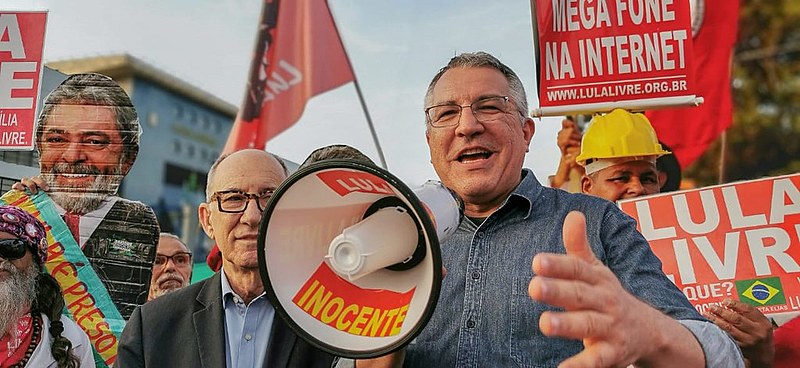 Após visita a Lula, Alexandre Padilha e Rui Falcão falaram à Vigília Lula Livre
