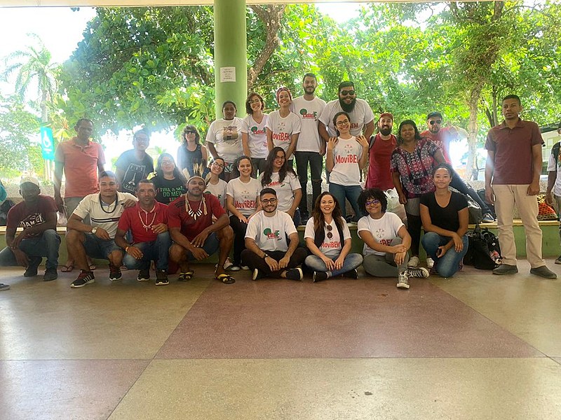 Turma do projeto de extensão do IFPB que está participando de capacitação para construção de tijolos de terra crua (BTC).