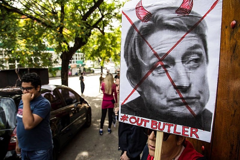 Cartaz repudia a palestra de Judith Butler no Brasil no início deste mês
