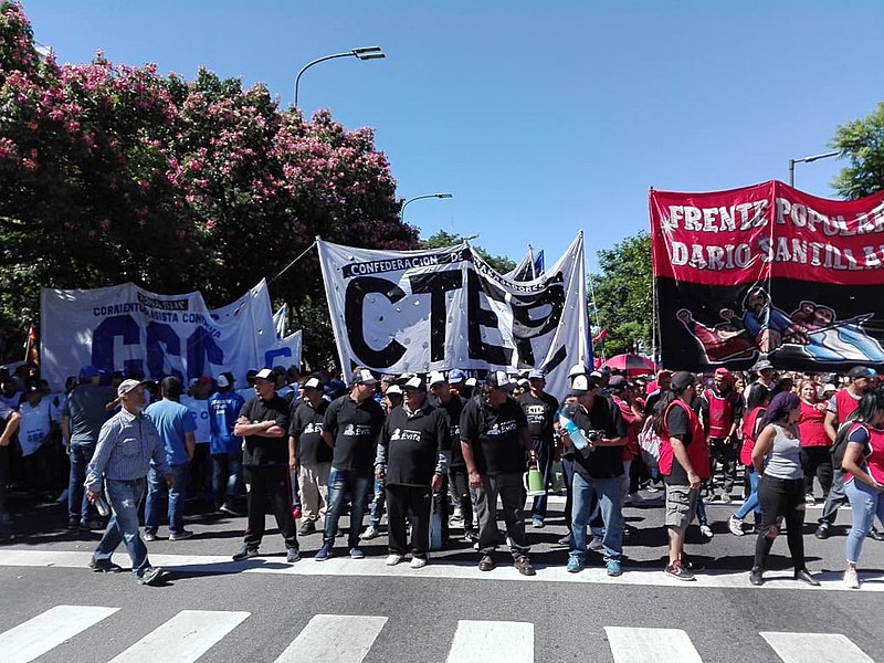 Manifestantes pedem aplicação de medidas para atenuar reflexos da crise econômica na vida das populações mais pobres
