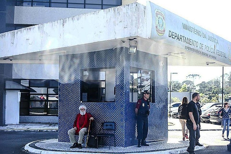 O teólogo Leonardo Boff aguarda  na rua e sem sucesso autorização para realizar visita humanitária ao ex-presidente Lula